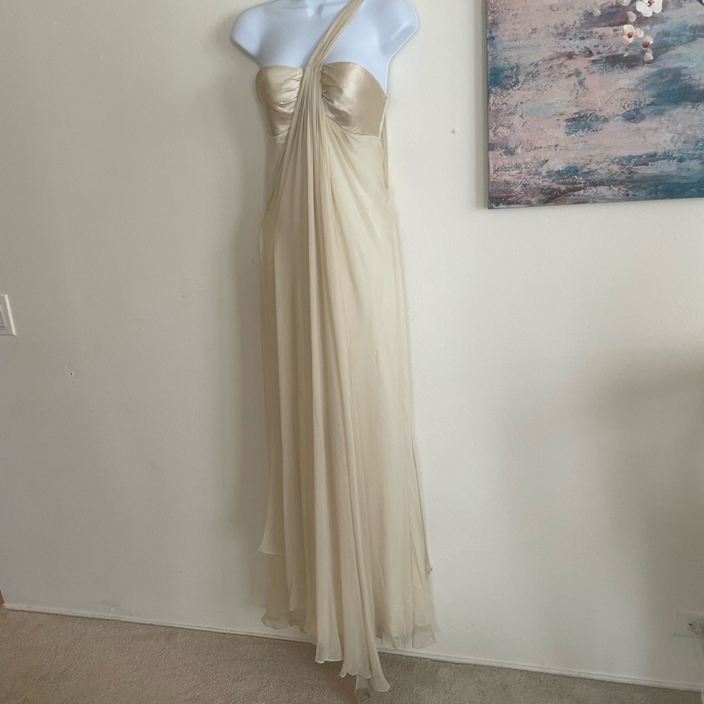 🤍Cream colored simple Flowey dress! Size 4 ( but it runs large)🤍